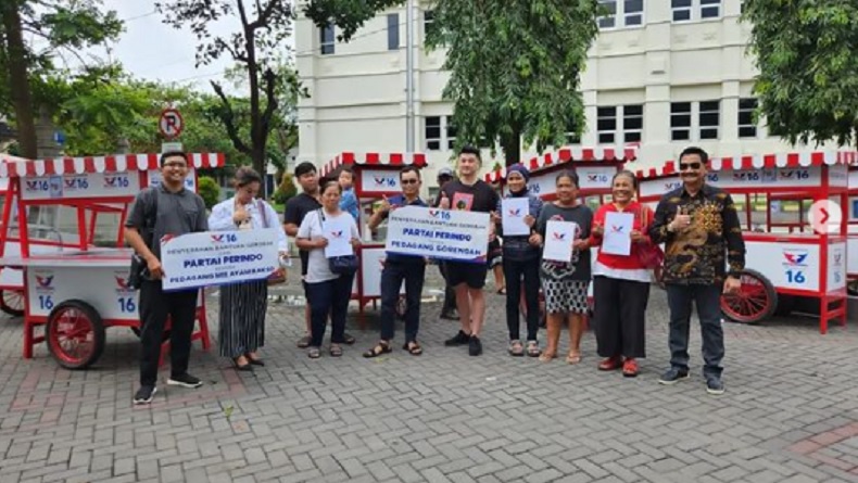 Chef Arnold Berbagi Gerobak Perindo ke Pedagang Makanan UKM di Solo