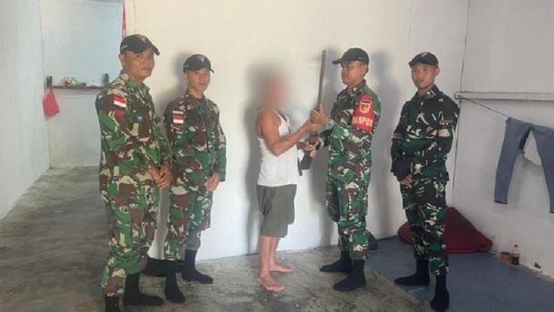 Satgas TNI Terima 2 Pucuk Senjata Api dari Warga Perbatasan Indonesia-Malaysia