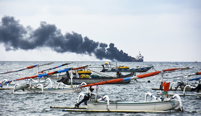 Kapal Tanker Bawa Ribuan Liter Pertalite Terbakar di Mataram, 3 ABK Tewas - Bagian 2
