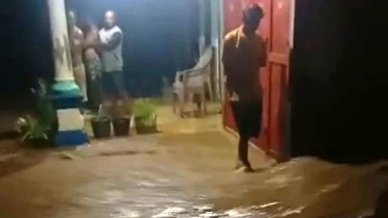 6 Jam Diguyur Hujan, Sungai Way Sekinci Meluap dan Rendam 20 Rumah Lampung Utara 