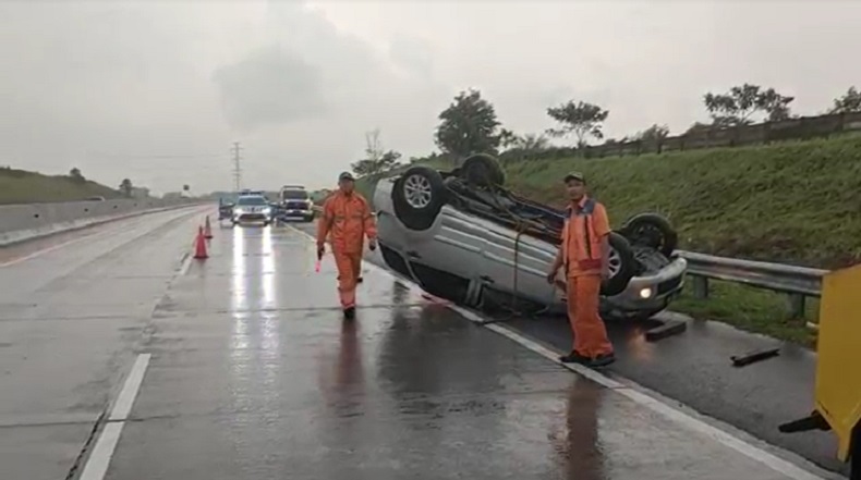 Kecelakaan Di Tol Nganjuk, 2 Minibus Terbalik Gegara Selip Saat Hujan Deras