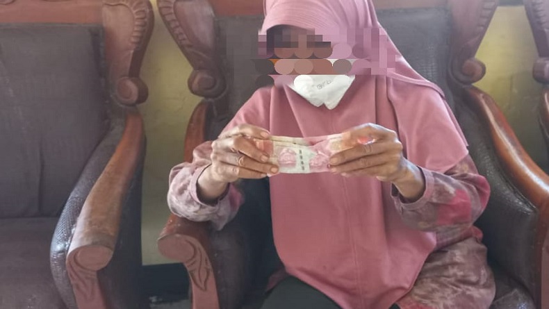 Nenek Ini Ditangkap Polisi usai Ketahuan 2 Kali Beli Bawang Putih Pakai Uang Palsu