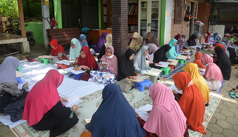 Potret Santri Lansia Tetap Semangat Ikuti Kegiatan Pesantren di Semarang - Bagian 4