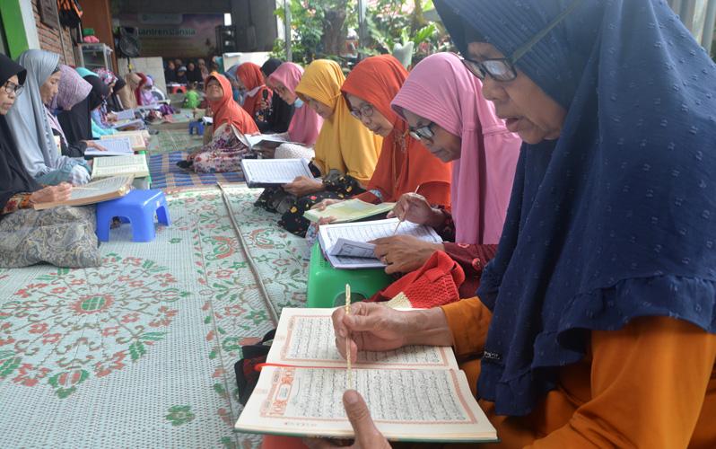 Cerita Perempuan Lansia Ikut Pesantren Kilat, Awalnya Buta Huruf Kini Bisa Baca Alquran