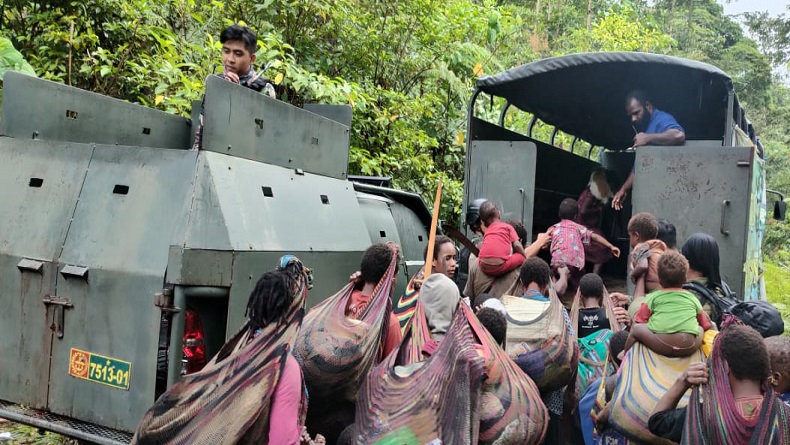 4 Hari Jalan Kaki Hindari Teror KKB, 52 Warga Distrik Koroptak Ditemukan di Tengah Hutan