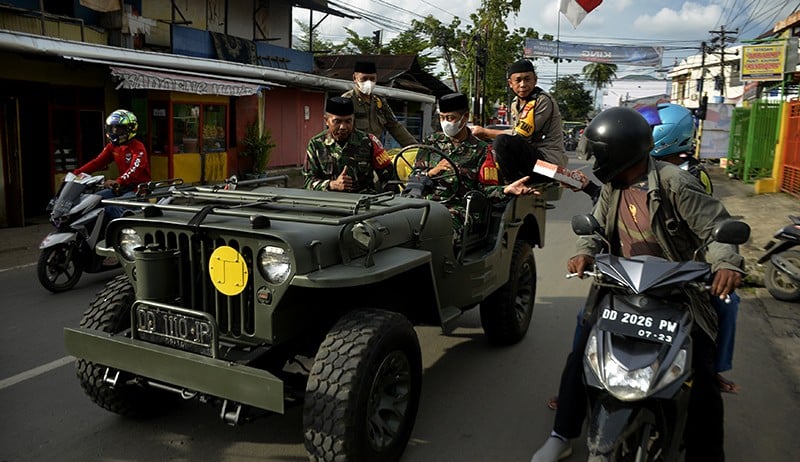 Prajurit TNI Kodim 1409 Gowa Bagi-Bagi Takjil Gratis - Bagian 2