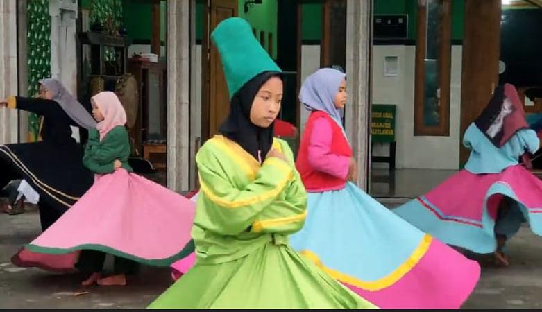 title Antusiasme Santri Alhidayah Kalitawah Boyolali Berlatih Tari Sufi sambil Menunggu Buka Puasa Antusiasme Santri Alhidayah Kalitawah Boyolali Berlatih Tari Sufi sambil Menunggu Buka Puasa