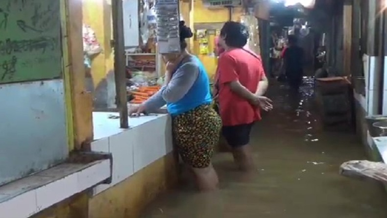 Sungai Citarum Meluap Rendam Pasar Dayeuhkolot Bandung, Omzet Pedagang Turun