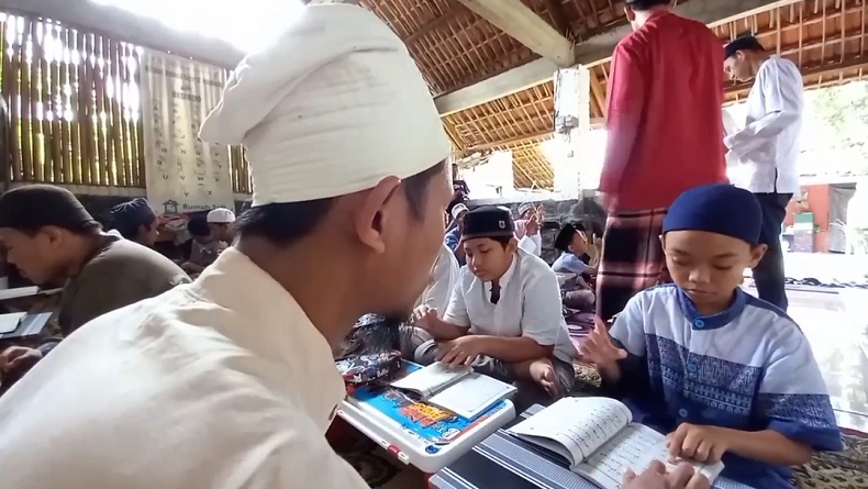 title Melihat Tunarungu Belajar Ngaji Alquran dengan Isyarat di Rumah Tuli Jatiwangi Majalengka Melihat Tunarungu Belajar Ngaji Alquran dengan Isyarat di Rumah Tuli Jatiwangi Majalengka