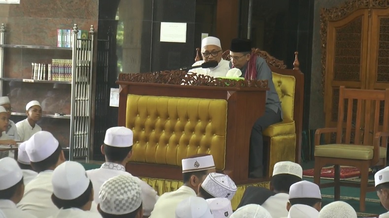 Momen Istimewa, TGB Zainul Majdi Baca Kitab Kuning di Ponpes Bayt Al Hikmah Pasuruan