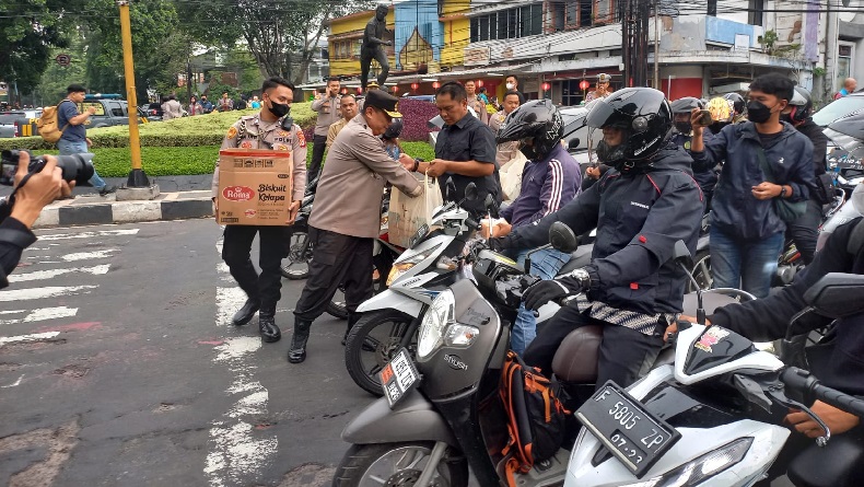 Kapolda Jabar dan Tionghoa Peduli Bagi-bagi Takjil di Tamblong Bandung
