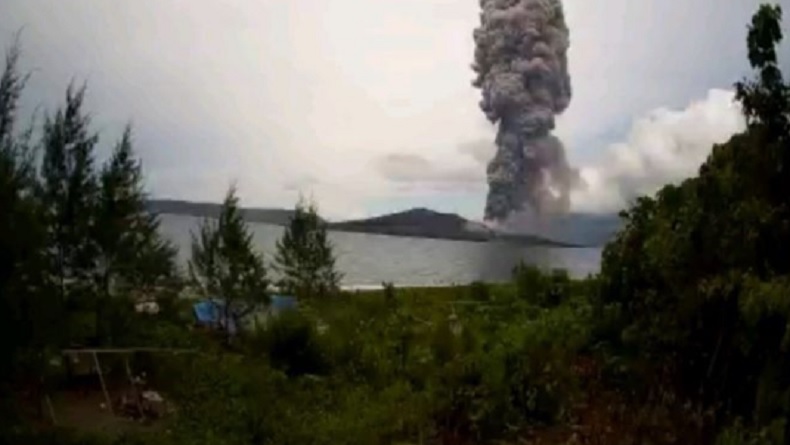 Gunung Anak Krakatau Kembali Erupsi Malam Ini, Lontarkan Abu Setinggi 1 Km