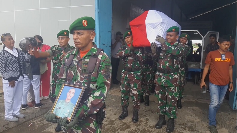 Isak Tangis Iringi Kedatangan Jenazah Prajurit TNI Gugur saat Amankan Tarawih di Puncak Jaya