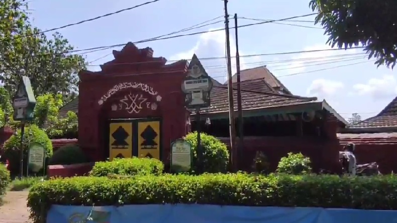 title Tempat Ziarah di Cirebon, Makam Syarif Hidayatullah hingga Petilasan Sunan Kalijaga Tempat Ziarah di Cirebon, Makam Syarif Hidayatullah hingga Petilasan Sunan Kalijaga