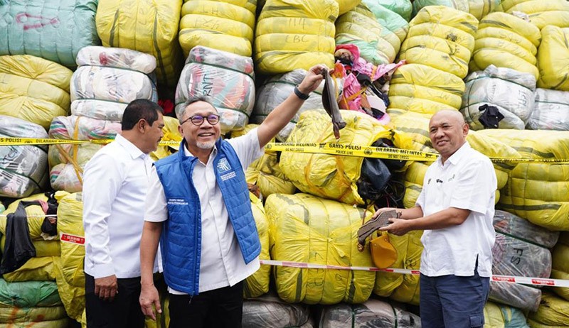 Mendag Zulkifli Hasan Bakar 7.363 Bal Baju Bekas Impor Ilegal Senilai Rp85 M - Bagian 1