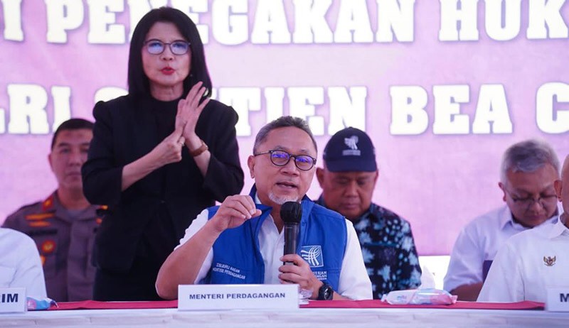 Mendag Zulkifli Hasan Bakar 7.363 Bal Baju Bekas Impor Ilegal Senilai Rp85 M - Bagian 4