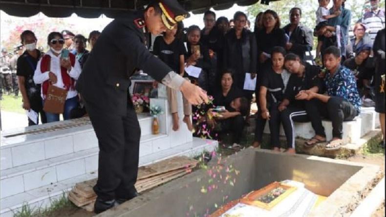 Diiringi Tangis Keluarga, Jenazah Briptu Meizyard yang Gugur Ditembak KKB Dimakamkan