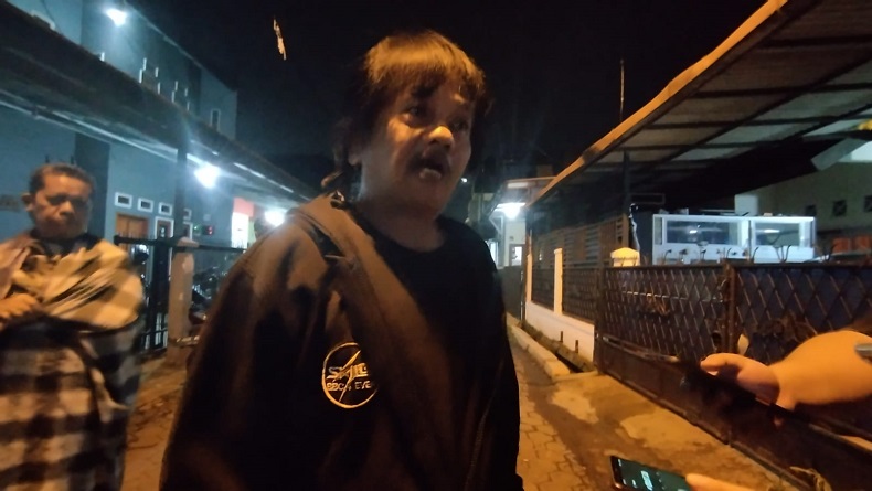 Evakuasi Eks Ketua KY dan Anaknya yang Dibacok, Warga: Kalau Telat Sedikit Bisa Meninggal