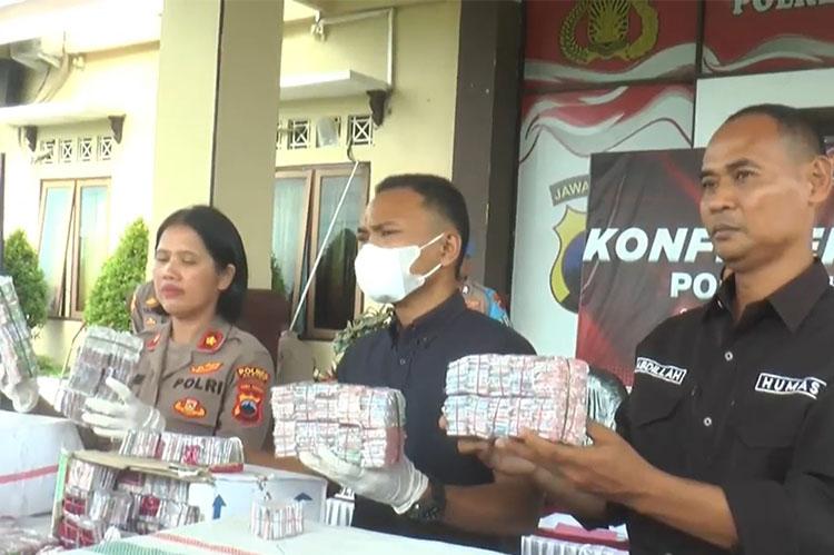 title Gerebek Gudang Petasan, Polres Klaten Sita 4 Karung Mercon Cabe Rawit Gerebek Gudang Petasan, Polres Klaten Sita 4 Karung Mercon Cabe Rawit
