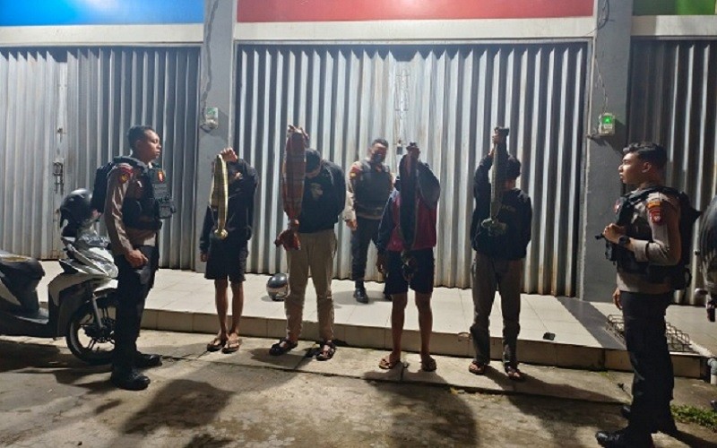 title Nekat Perang Sarung, 4 Remaja di Pontianak Terciduk Tim Enggang Nekat Perang Sarung, 4 Remaja di Pontianak Terciduk Tim Enggang