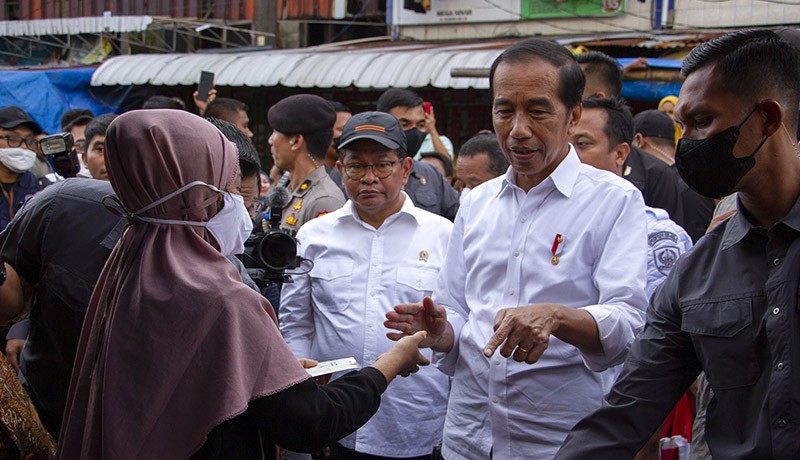 Jokowi Bagi-Bagi Paket Bantuan kepada Pedagang Pasar Terong Makassar - Bagian 3