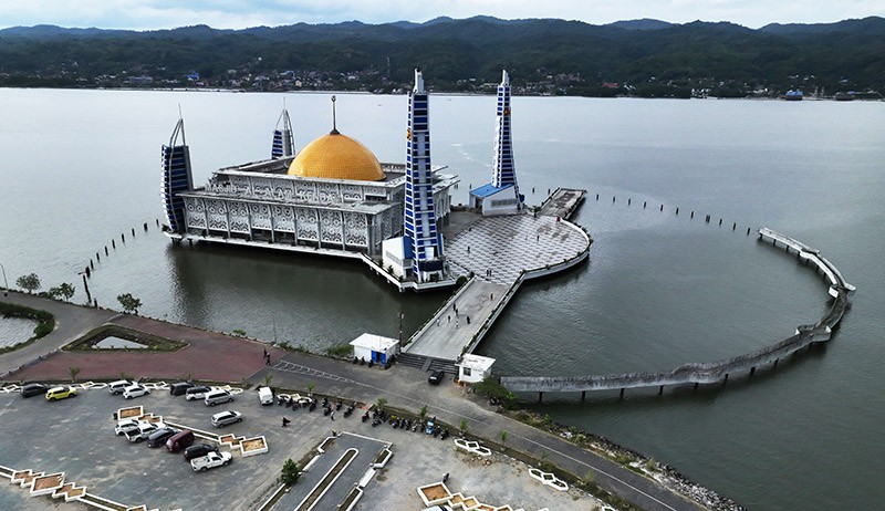 Keindahan Masjid Al Alam Berdiri di Tengah Teluk Kendari - Bagian 3