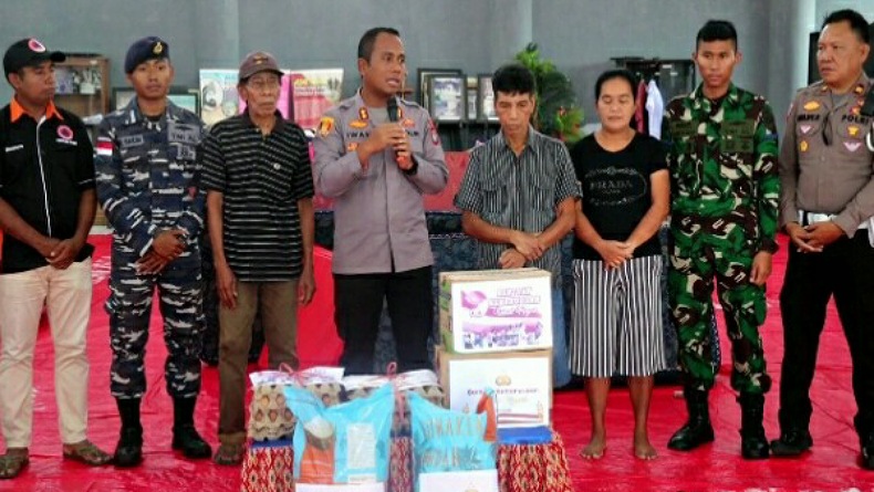 title Kapolres Sitaro Serahkan Bansos kepada Warga Terdampak Erupsi Gunung Karangetang di Pengungsian Kapolres Sitaro Serahkan Bansos kepada Warga Terdampak Erupsi Gunung Karangetang di Pengungsian