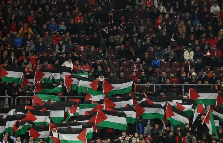 Suporter Swiss Kibarkan Bendera Palestina Saat Israel Kalah Di   Bendera Palestina Di Kualifikasi Euro 2024 