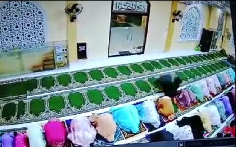 Terekam CCTV, Wanita Ini Curi HP Jemaah saat Salat Tarawih