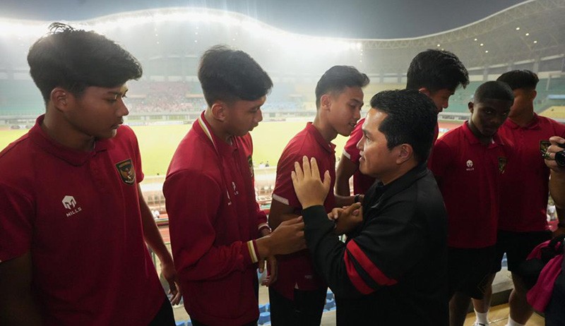 Momen Erick Thohir Peluk Pemain Timnas Indonesia hingga Menangis Minta Doa - Bagian 3