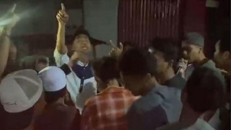 Unik, Pemuda di Ambon Bangunkan Sahur dengan Lantunkan Syair Islami