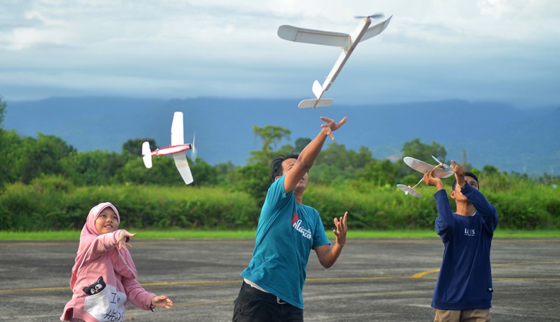 Intip Keseruan Komunitas Pesawat Tenaga Karet Ngabuburit di Lanud Sutan Sjahrir - Bagian 1