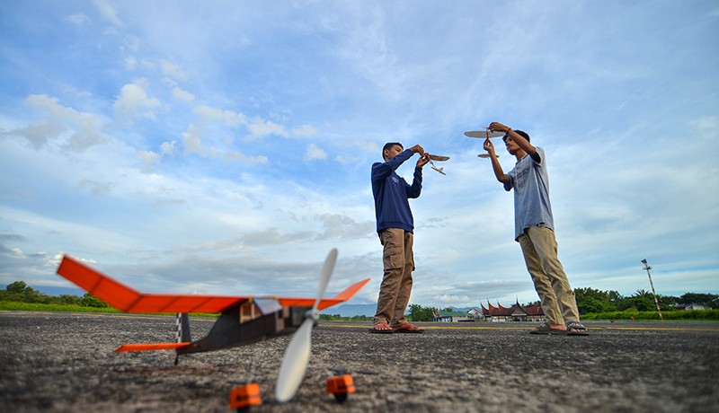 Intip Keseruan Komunitas Pesawat Tenaga Karet Ngabuburit di Lanud Sutan Sjahrir - Bagian 2