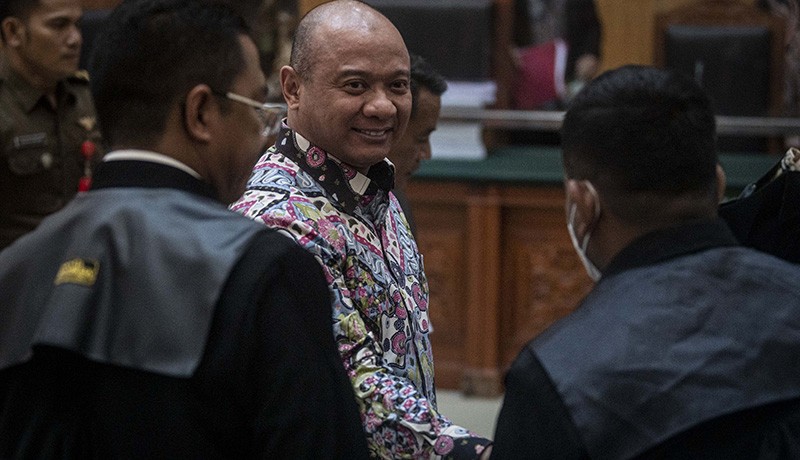Senyum Teddy Minahasa usai Dituntut Hukuman Mati - Bagian 2