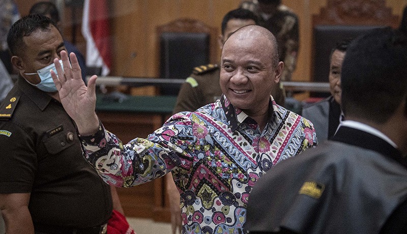 Senyum Teddy Minahasa usai Dituntut Hukuman Mati - Bagian 1