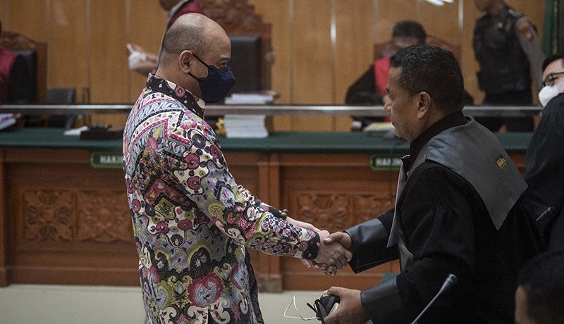 Senyum Teddy Minahasa usai Dituntut Hukuman Mati - Bagian 3
