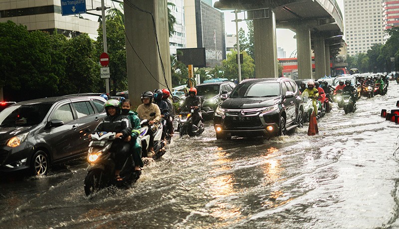 Kendaraan Terobos Banjir yang Merendam Jalan HR Rasuna Said Jakarta - Bagian 3