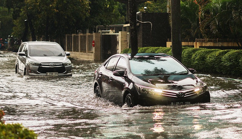 Kendaraan Terobos Banjir yang Merendam Jalan HR Rasuna Said Jakarta - Bagian 1