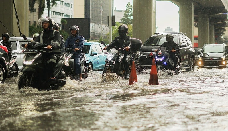 Kendaraan Terobos Banjir yang Merendam Jalan HR Rasuna Said Jakarta - Bagian 4