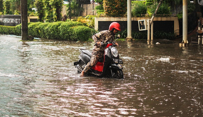 Kendaraan Terobos Banjir yang Merendam Jalan HR Rasuna Said Jakarta - Bagian 2