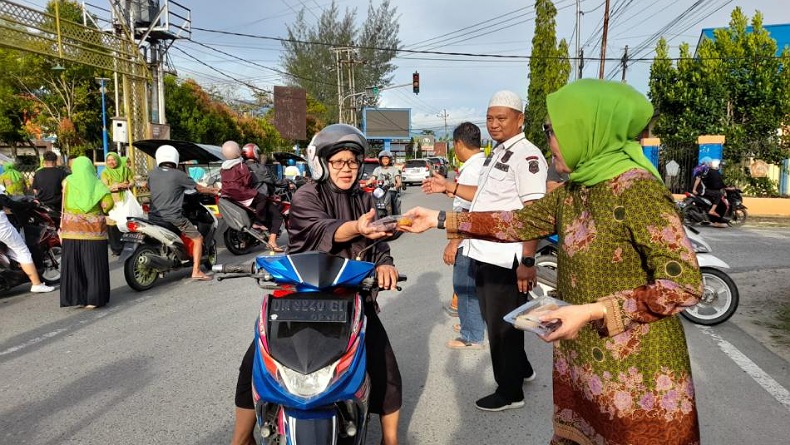 Muslimat NU Bone Bolango Berbagi 300 Paket Takjil di Harlah Ke-77