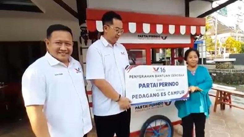 Terima Gerobak dari Partai Perindo, Pedagang Es Campur di Purbalingga Semangat Jualan