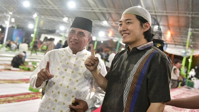 Mengejutkan, YouTuber Mualaf asal Korea Daud Kim Datangi Bukber Gubsu dengan Abang Becak