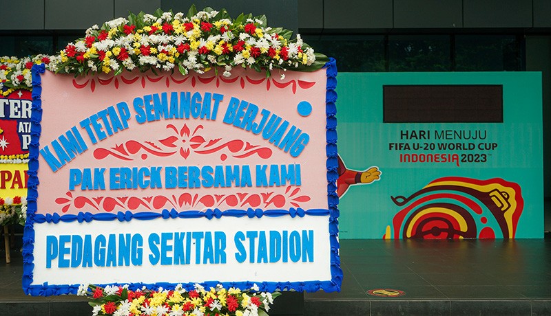 Penampakan Kantor PSSI Dibanjiri Karangan Bunga Berisi Kekecewaan Masyarakat - Bagian 4