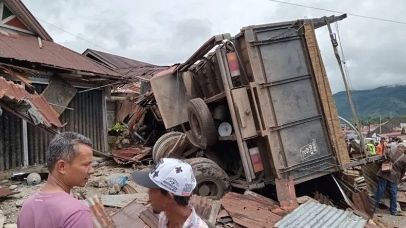 Truk Muatan Barang Rongsokan di Padang Panjang Tabrak Mobil dan Rumah, 5 Orang Terluka