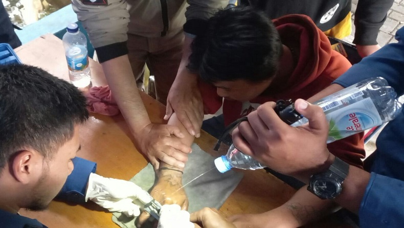 title Dramatis, Petugas Damkar KBB Lepaskan Mur dan Ring di Jari ODGJ Dramatis, Petugas Damkar KBB Lepaskan Mur dan Ring di Jari ODGJ