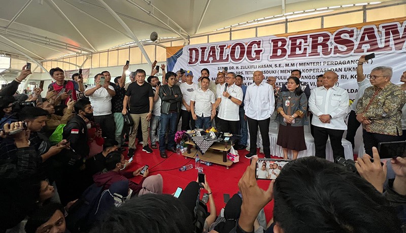 Hadapi Pendemo Pasar Senen, Mendag Zulhas Siapkan Solusi untuk Pedagang Pakaian Bekas - Bagian 2