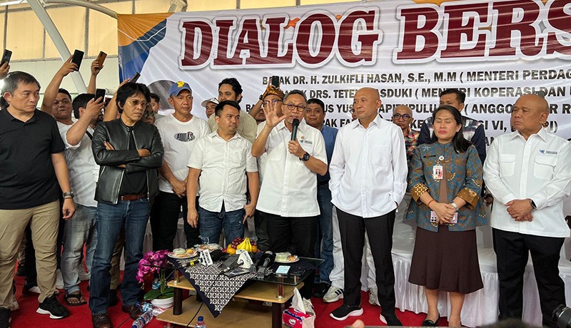 Hadapi Pendemo Pasar Senen, Mendag Zulhas Siapkan Solusi untuk Pedagang Pakaian Bekas - Bagian 1