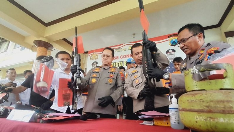 title Kedapatan Punya Senpi Rakitan Ilegal, 2 Warga di Banyuwangi Dibekuk Polisi Kedapatan Punya Senpi Rakitan Ilegal, 2 Warga di Banyuwangi Dibekuk Polisi