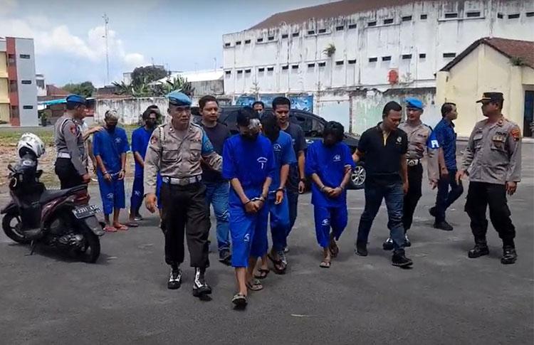 title Edarkan 28,5 Kilogram Bubuk Petasan, 6 Warga Magelang Ditangkap Polisi Edarkan 28,5 Kilogram Bubuk Petasan, 6 Warga Magelang Ditangkap Polisi